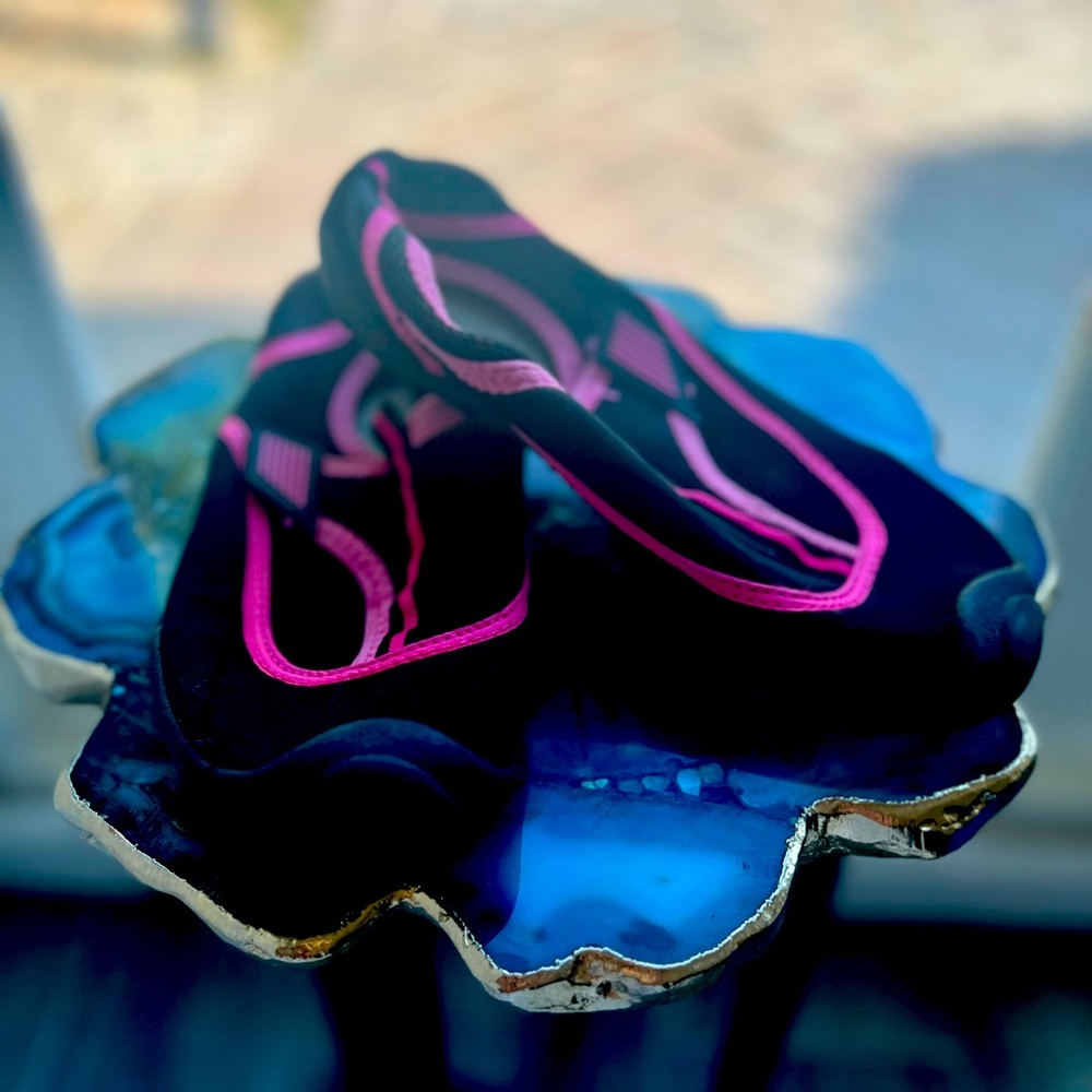 Girls swim shoes size 2/3 👙🏊‍♀️